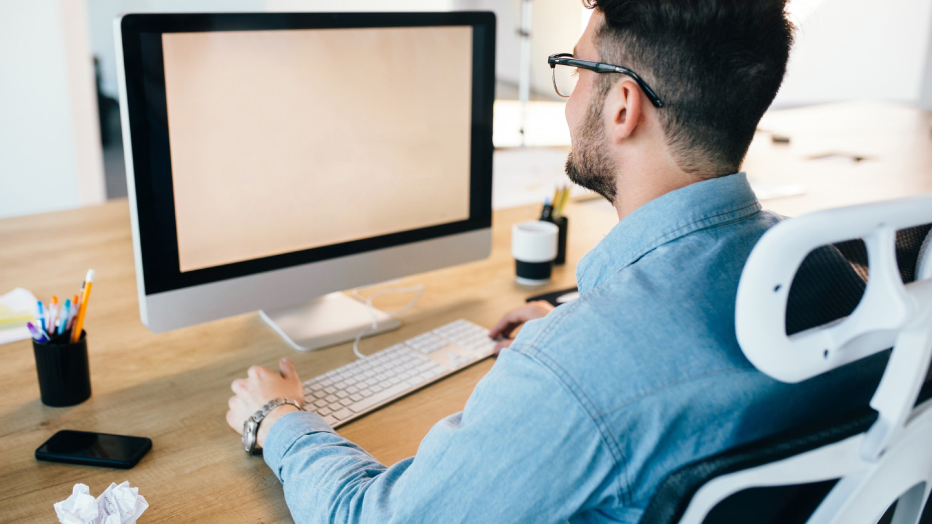 L’impact des écrans sur le confort au travail : comment choisir la bonne taille pour un espace optimisé ?
